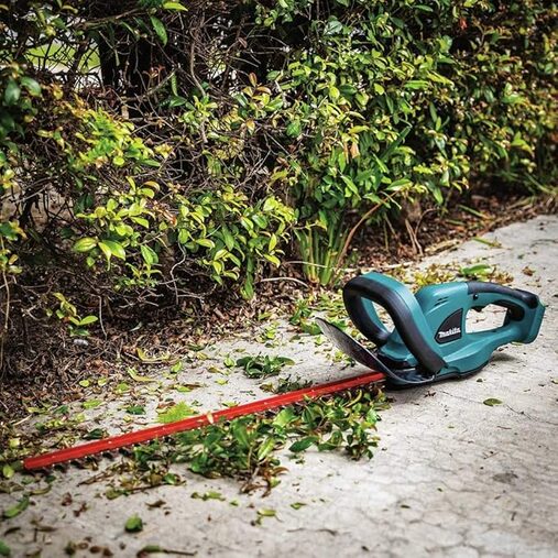 Makita XHU02Z 18V LXT® Lithium-Ion Cordless 22" Hedge Trimmer Review 3 A electric hedge trimmer on the ground - Makita XHU02Z 18V LXT