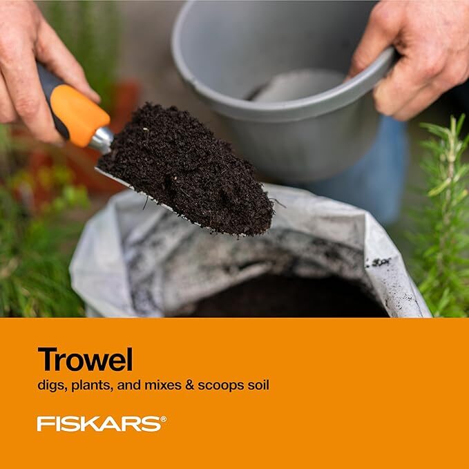 Fiskars 3-Piece Set Review: A Comprehensive Analysis of the Gardening Tools Kit 4 A person holding a shovel with dirt