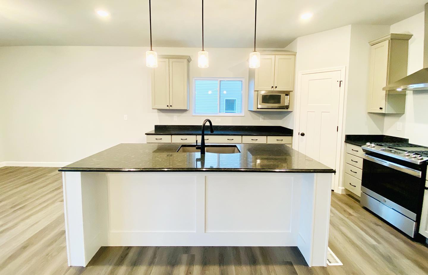 15 Photos of Granite Countertops That Add Luxury to Your Home 14 Via @ fulford_homes